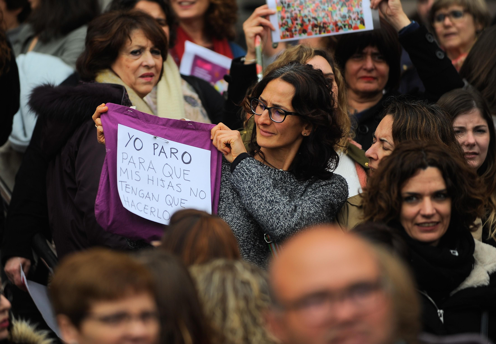 Uno de los carteles de la concentración en la Ciudad de la Justicia.