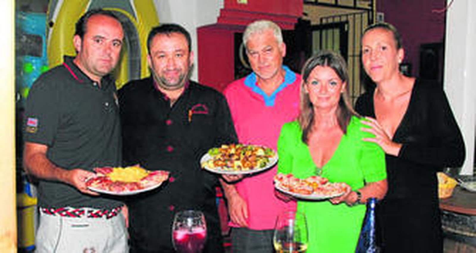 Luisa Barranco, concejala de Turismo, ya ha podido disfrutar de los mejores platos realizados por los restaurante de la localidad.