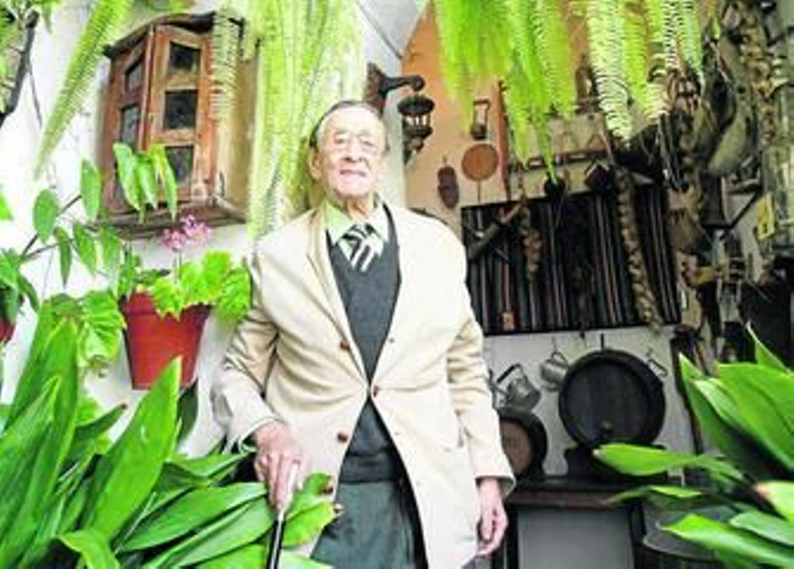 Antonio Mondéjar posa en uno de los rincones de la Casa de las Campanas.