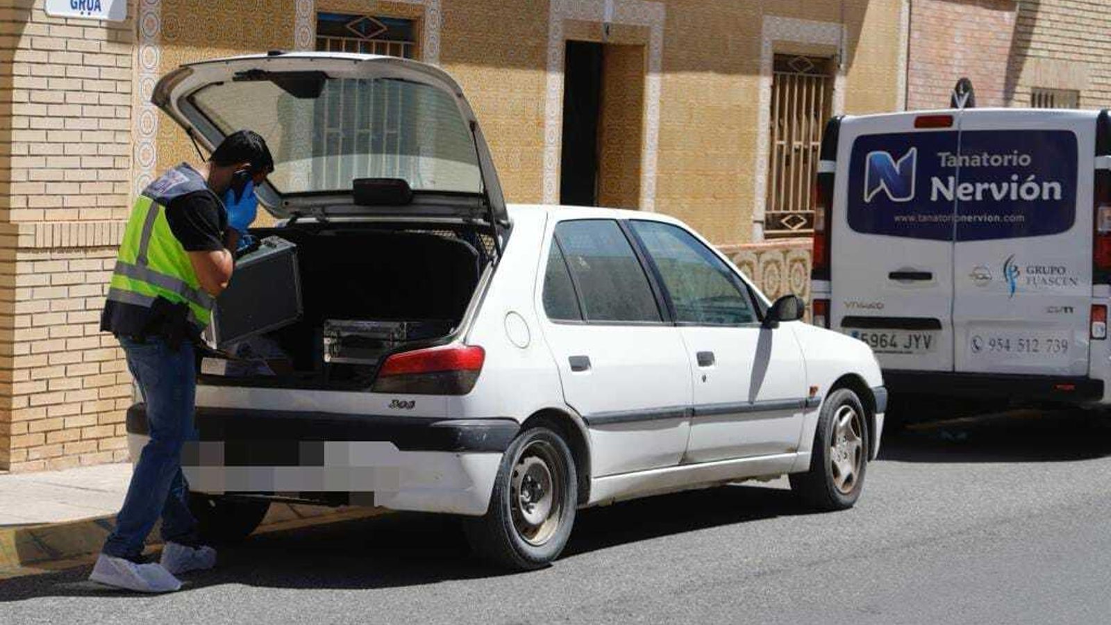 Un agente de la Policía Científica trabaja en el lugar de los hechos.