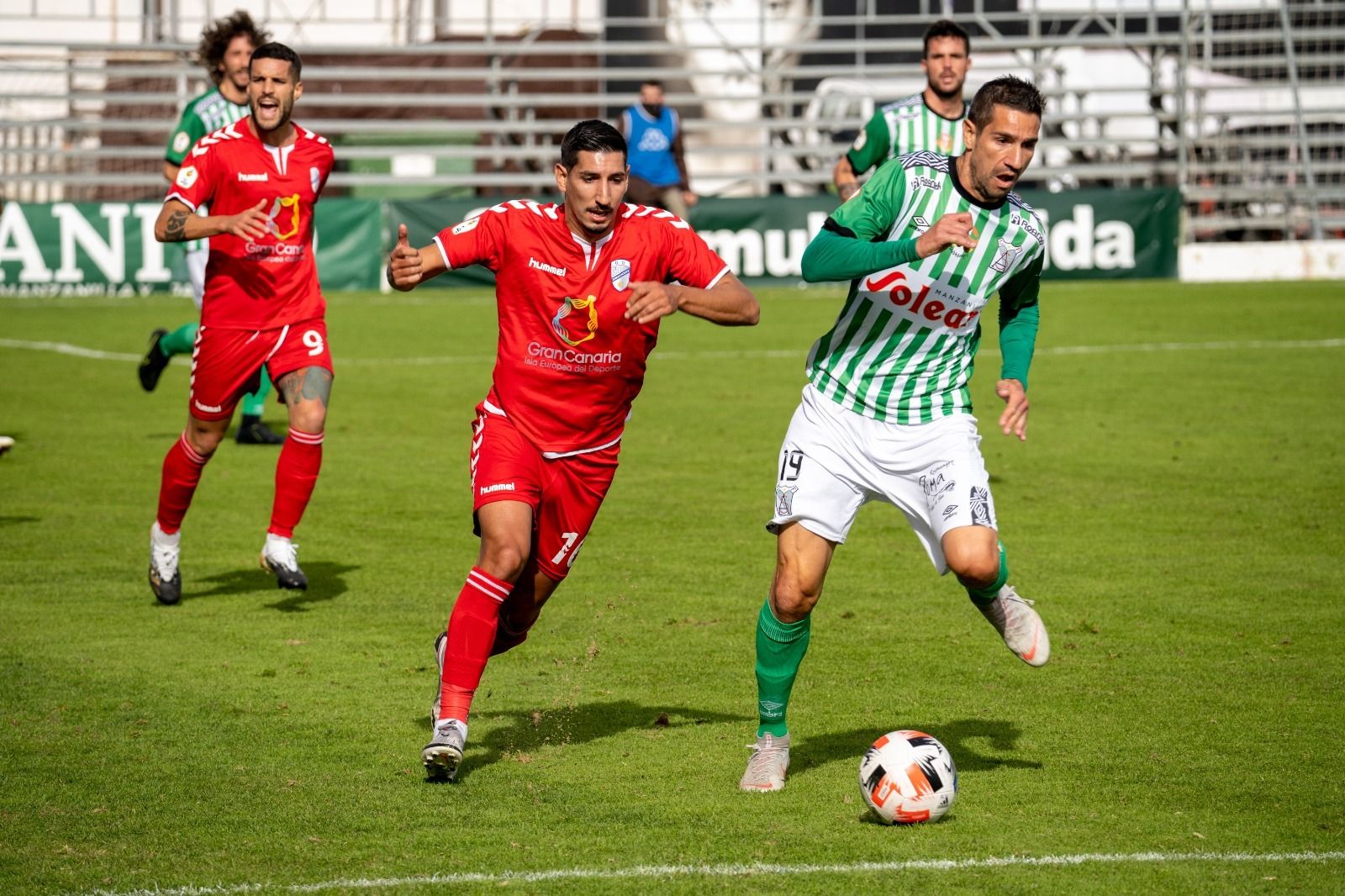 Geijo se marcha en carrera de un futbolista canario.