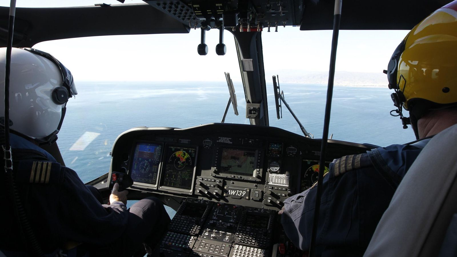 Cuando  una emergencia surge en la costa, el helicóptero en servicio sale desde el aeropuerto de Almería con dos pilotos y dos rescatadores, mientras dos mecánicos esperan en la base.
