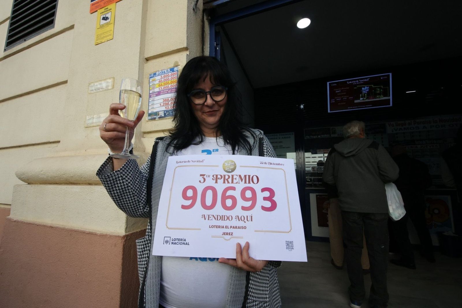 Una copa de champán para celebrar el tercer premio en la administración de loterías de El Paraíso
