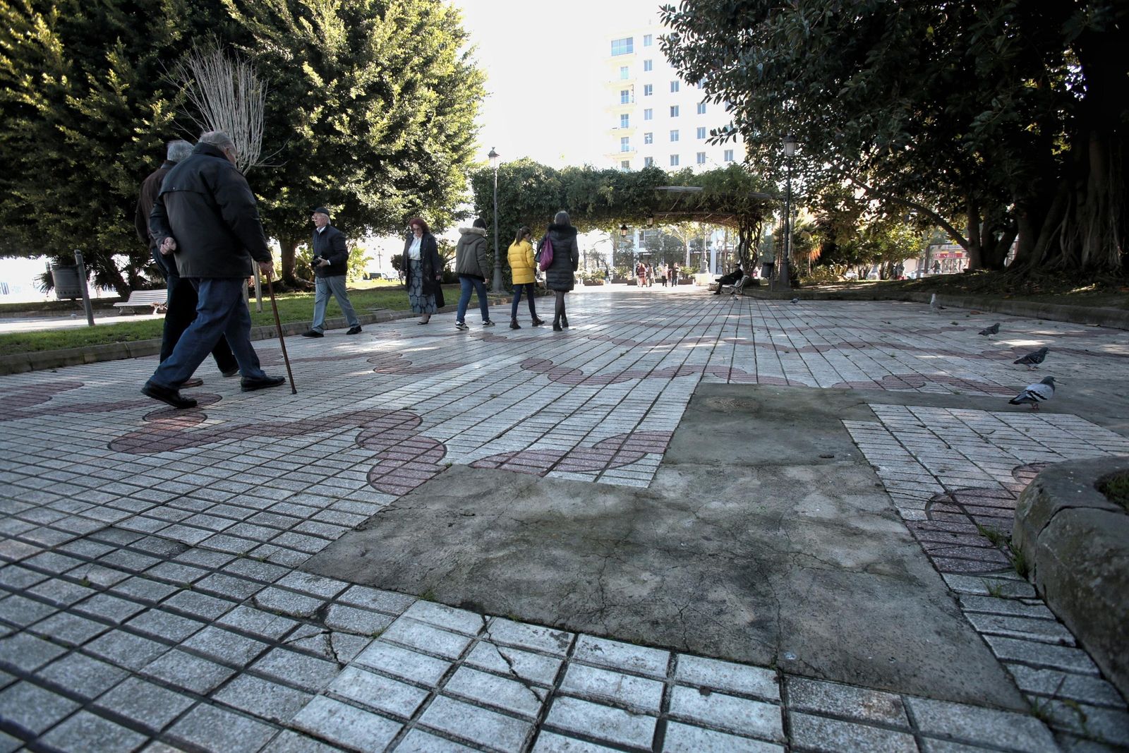 La solería del paseo interior de la avenida 4 de Diciembre de 1977 presenta un estado deficiente.