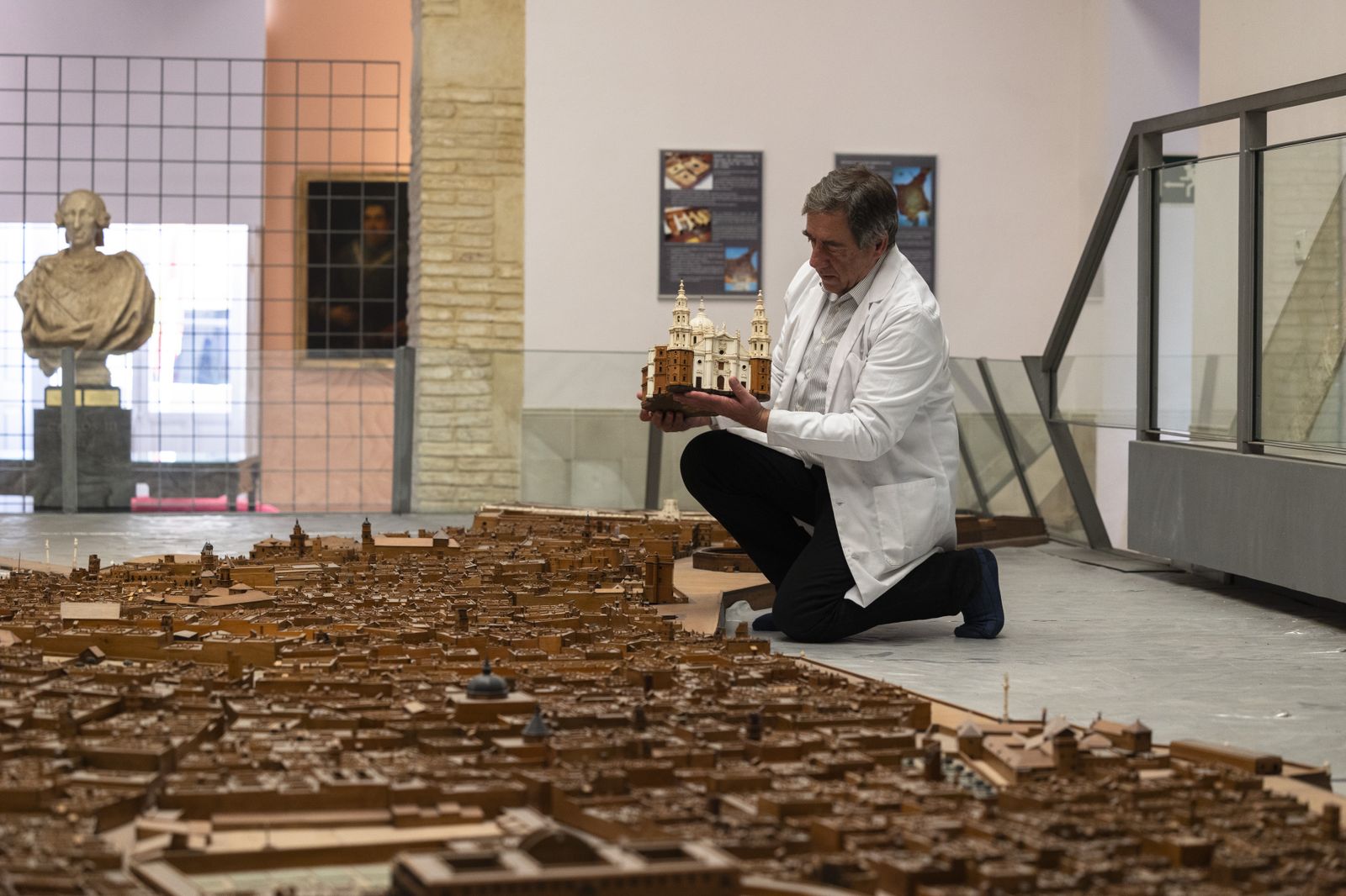 Imágenes del inicio de los trabajos de conservación y limpieza de la maqueta de Cádiz.