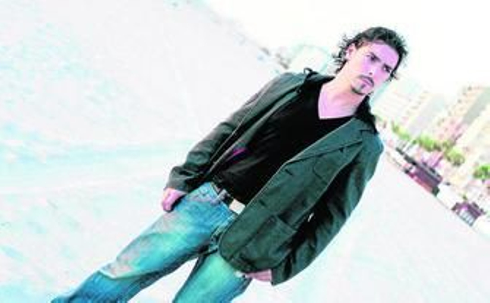 El cantante Miguel Nández, en la playa Victoria de Cádiz.