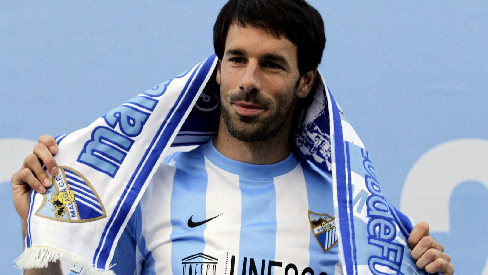 Van Nistelrooy, con la camiseta y la bufanda del Málaga.