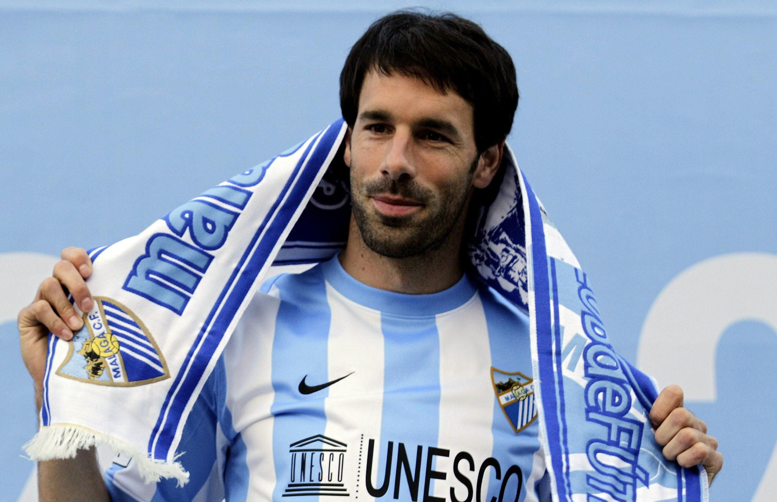 Van Nistelrooy, con la camiseta y la bufanda del Málaga.