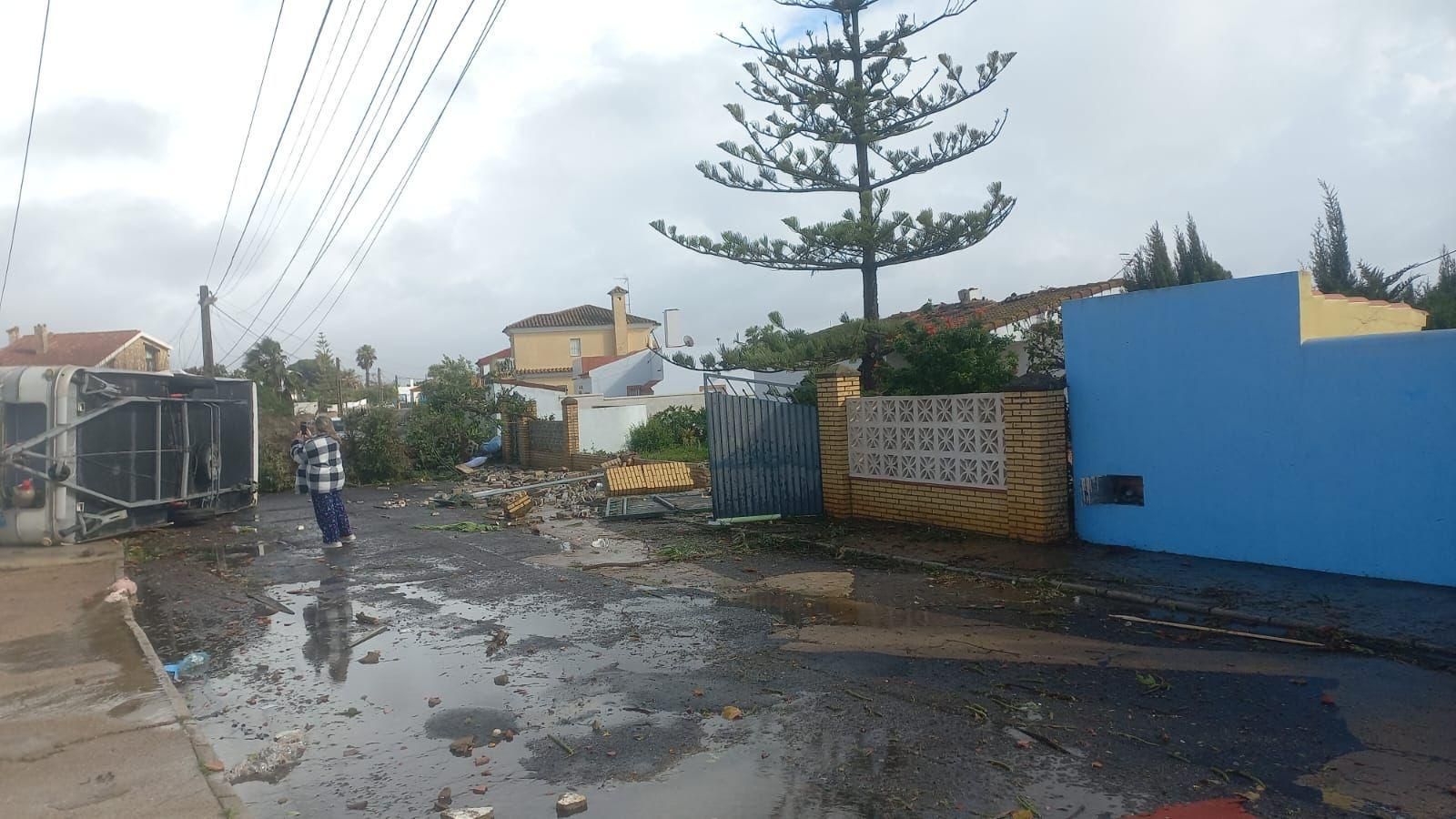 Destrozos causados por el intenso viento en Villa Antonia. Destrozos causados por el intenso viento en Villa Antonia.