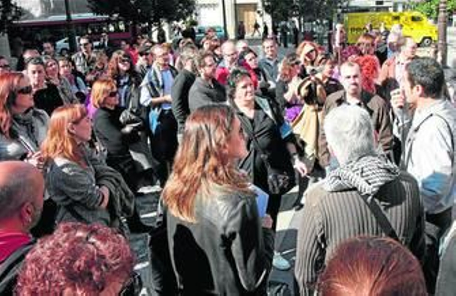 Funcionarios de Servicios Sociales ante las puertas del Consistorio en la Plaza del Carmen.