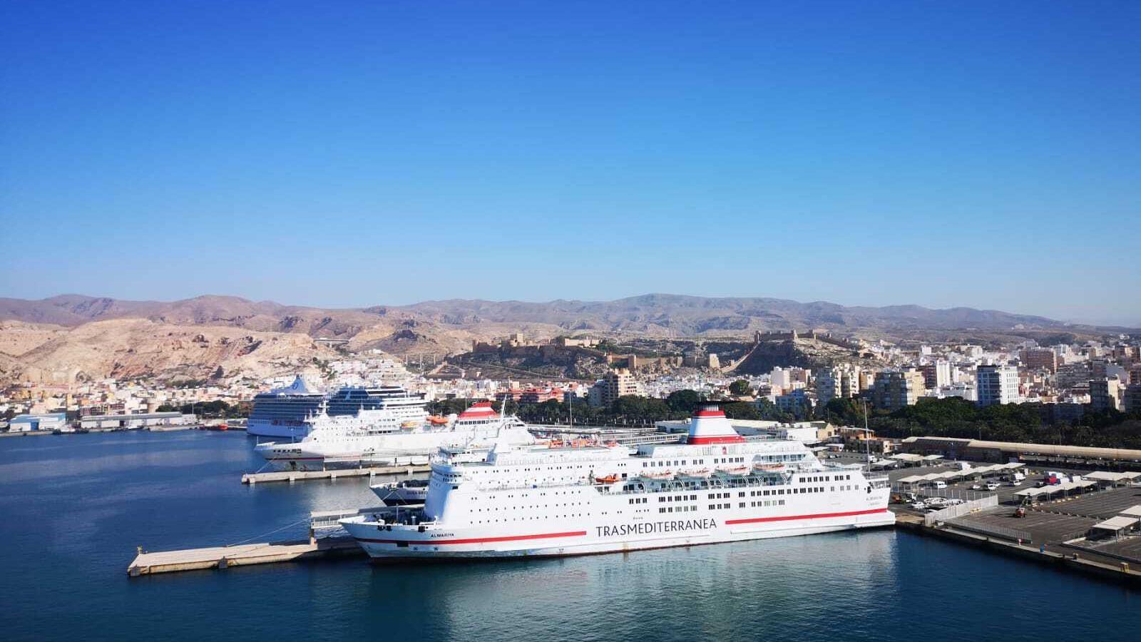 Uno de los buques de la compañía Trasmediterránea que opera en Almería para enlazar con el norte de África