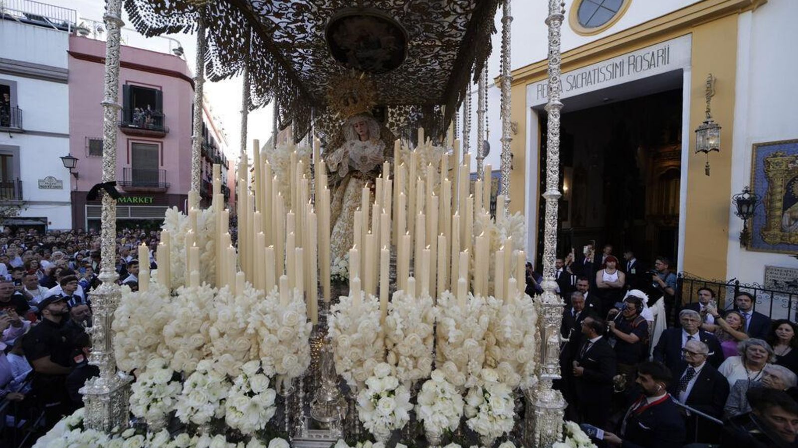 La Virgen del Rosario sale de su estrecha capilla