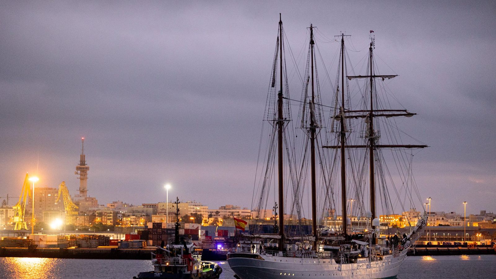 Prácticos, remolcadores y amarradores del puerto de Cádiz colaboraron en dar la bienvenida al buque escuela de la Armada española Prácticos, remolcadores y amarradores del puerto de Cádiz colaboraron en dar la bienvenida al buque escuela de la Armada española