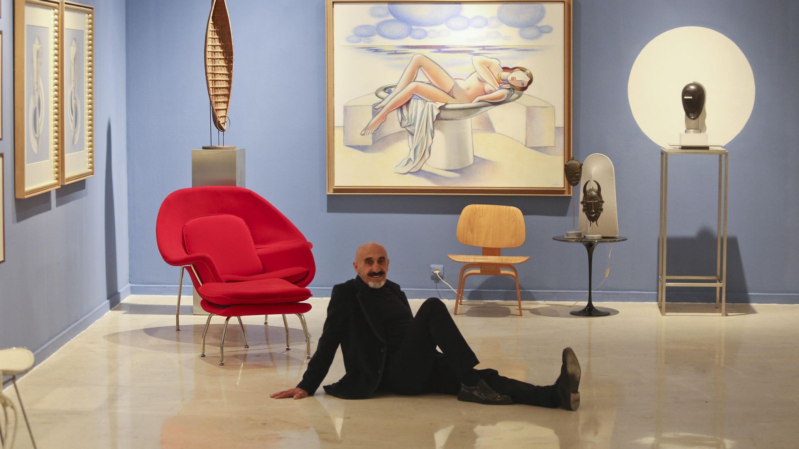 El artista y coleccionista Diego Santos, en la recreación de su salón.