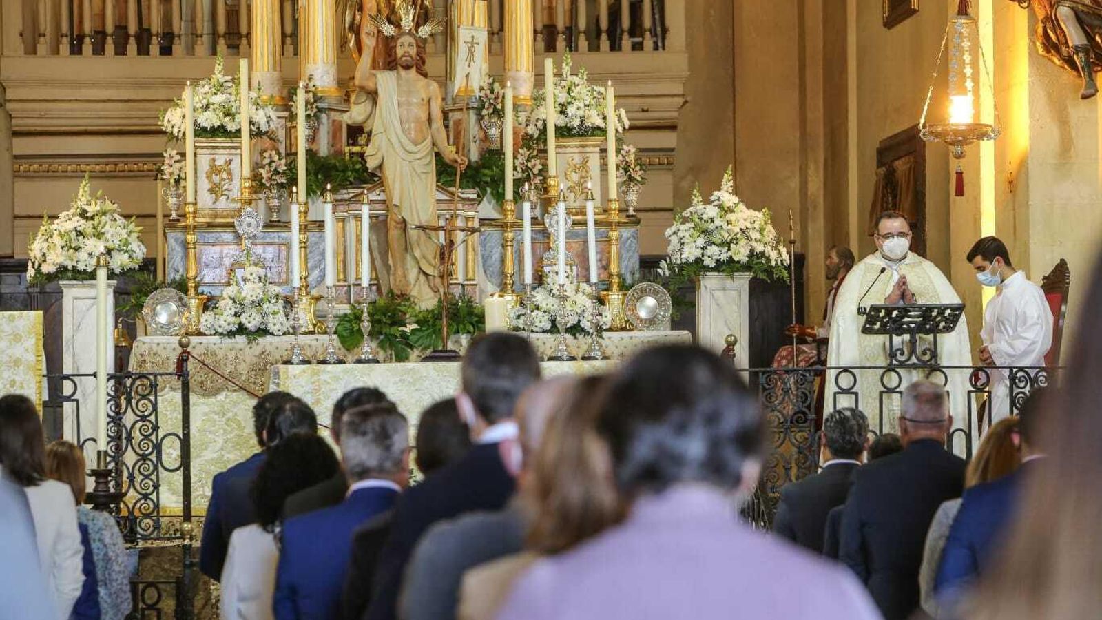 La imagen del Resucitado en el altar mayor presidiendo la celebración. La imagen del Resucitado en el altar mayor presidiendo la celebración.