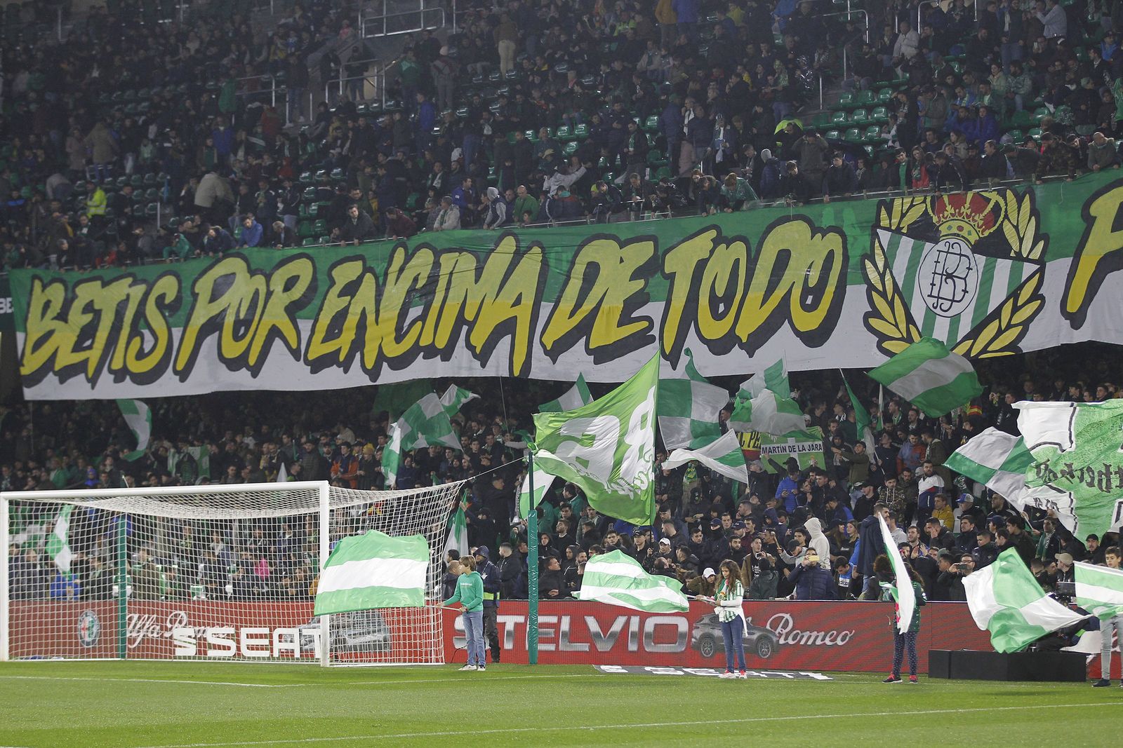 Pancarta de apoyo al Betis en el Gol Sur.