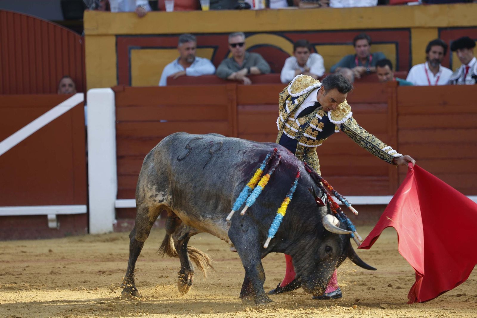 Una decepcionante corrida de Miura con Esaú Fernández a hombros cierra Algeciras