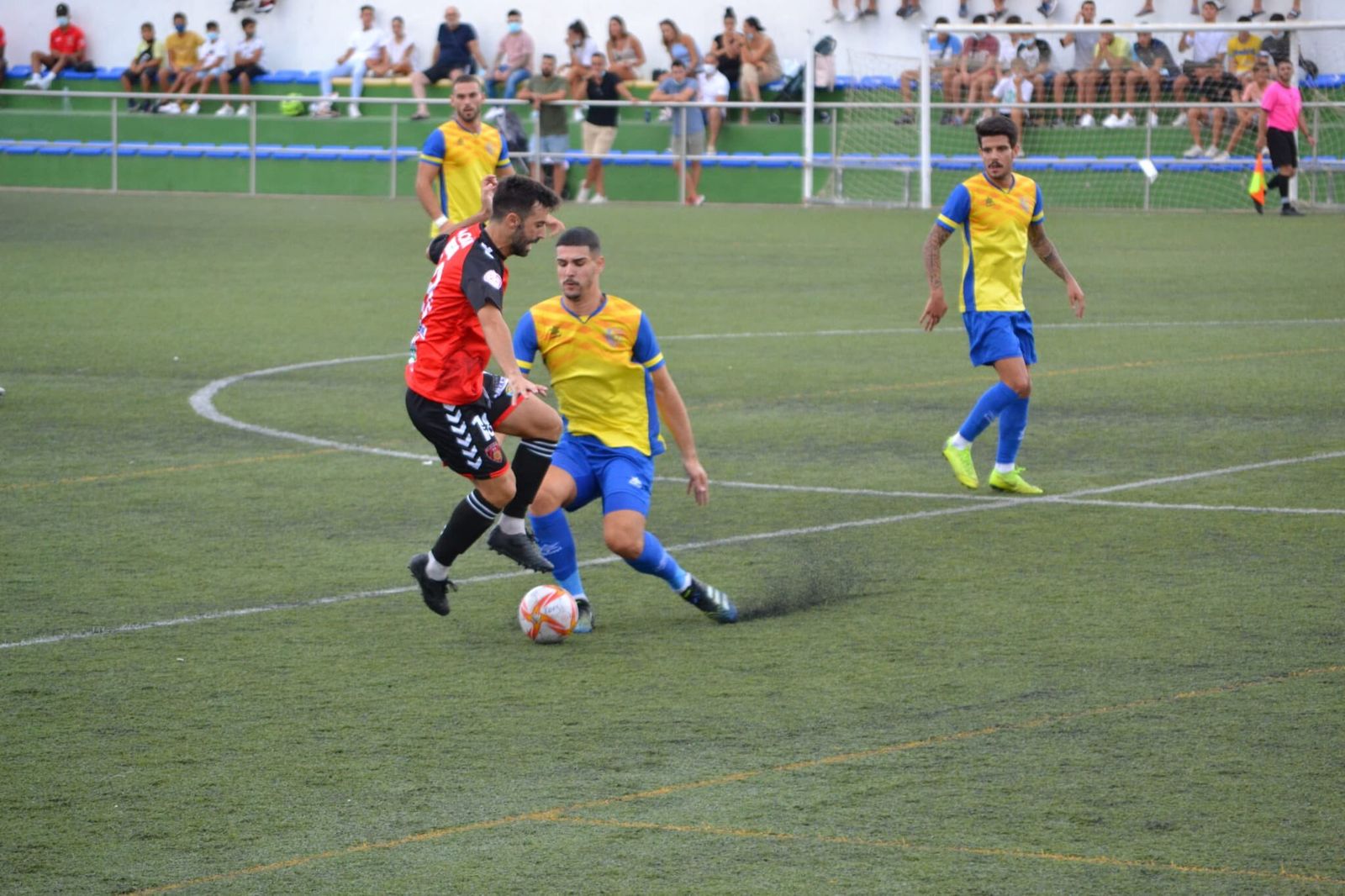 Lance del partido disputado este domingo en el Municipal Pérez Ureba.