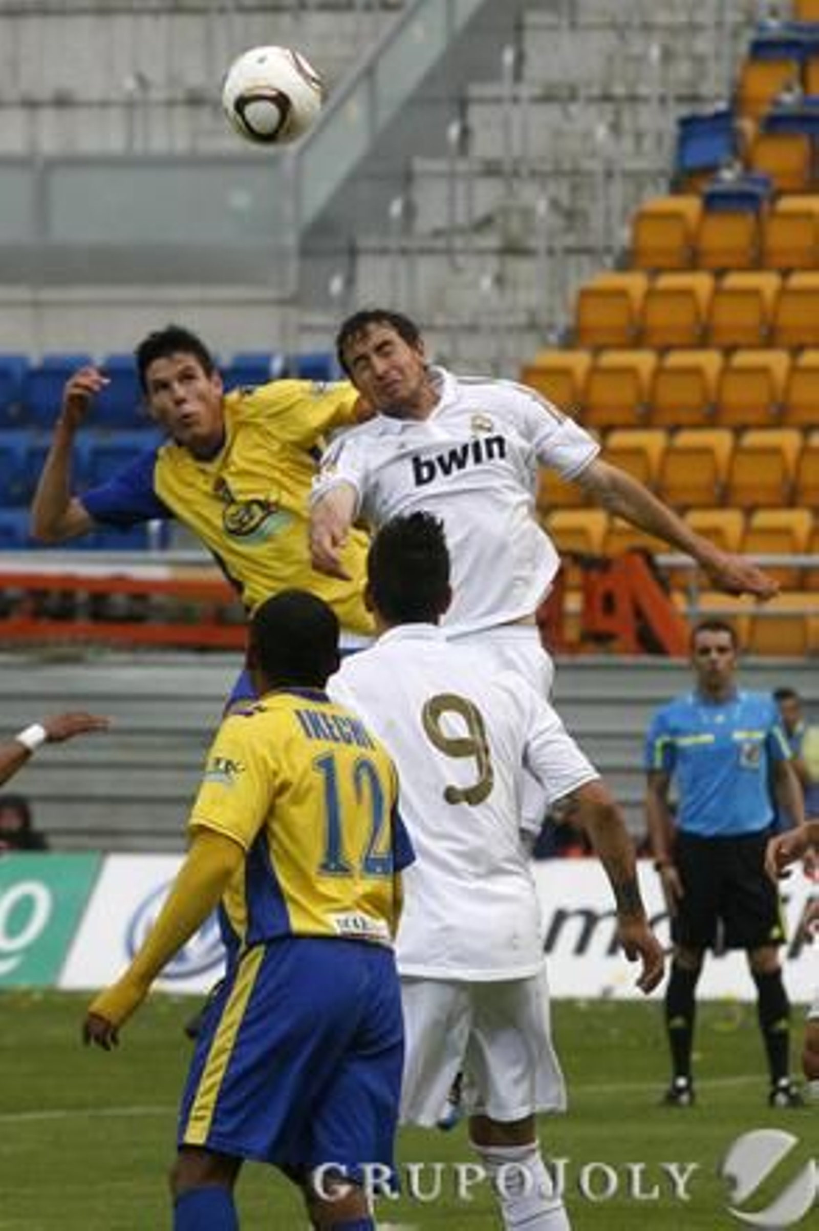 Yuste se impone por alto. 

Foto: Lourdes de Vicente - Joaquin Pino