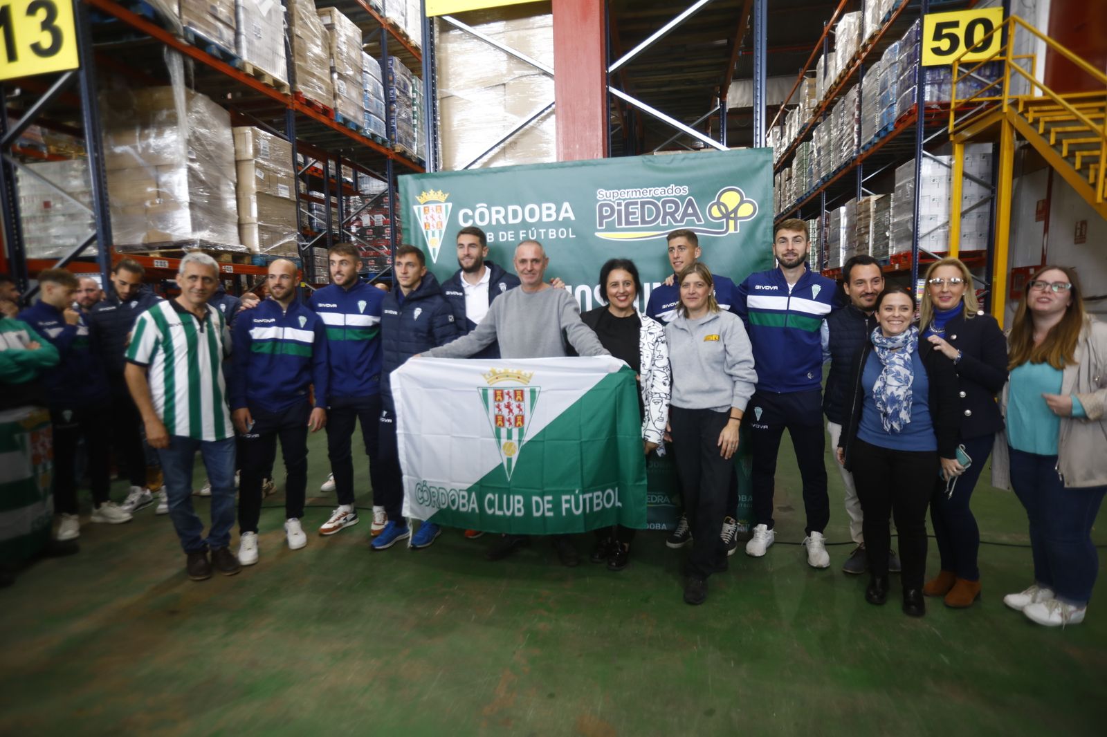 La visita institucional del Córdoba CF a Supermercados Piedra, en imágenes