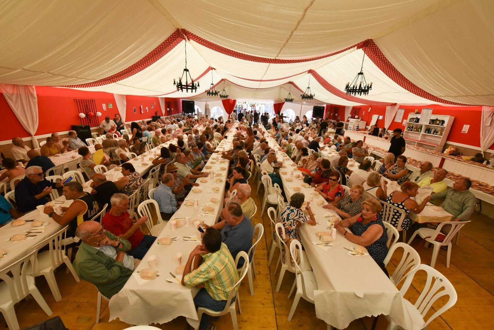 El almuerzo de mayores celebrado en la caseta municipal.