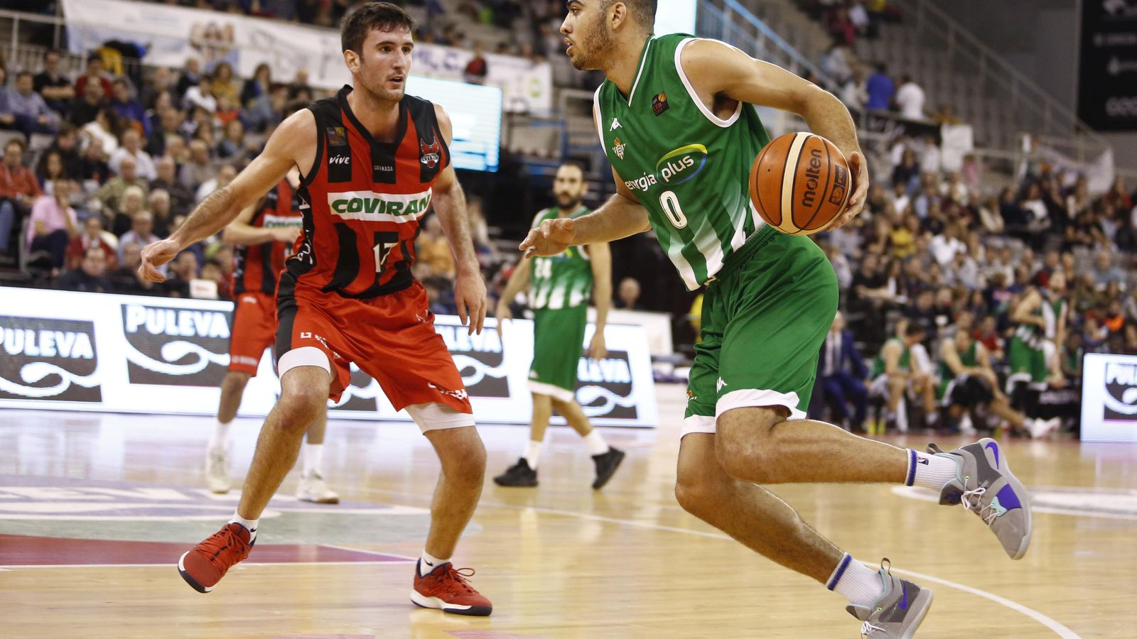 Joan Pardina intenta entorpecer al bético Obi Enechionyia