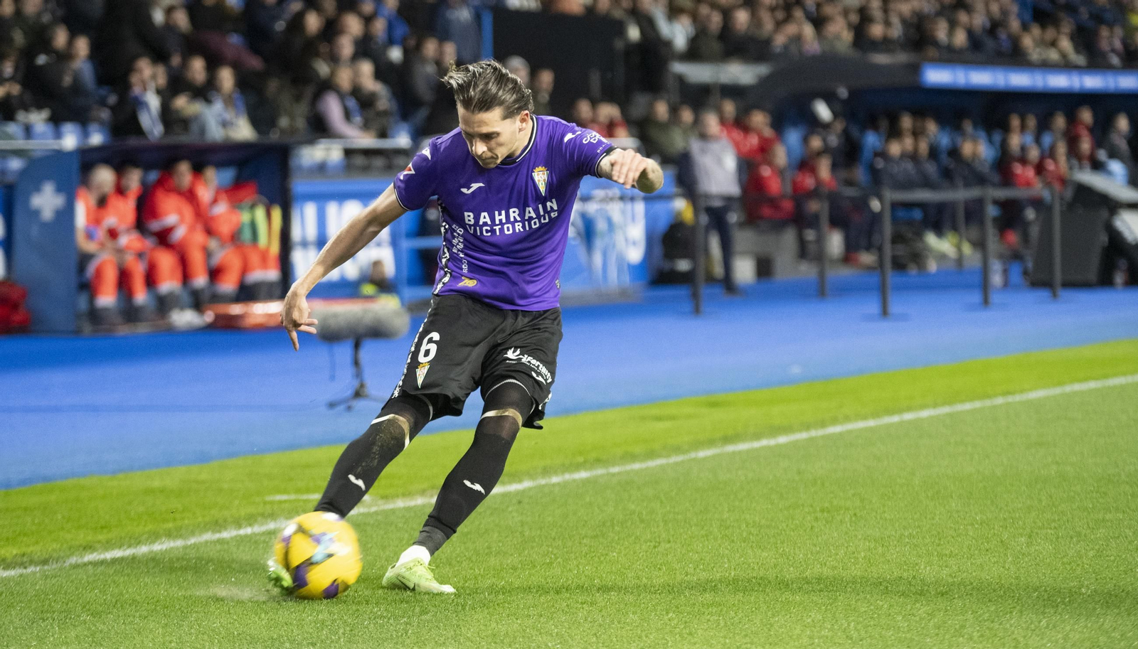 Álex Sala golpea el balón durante un lance del encuentro.