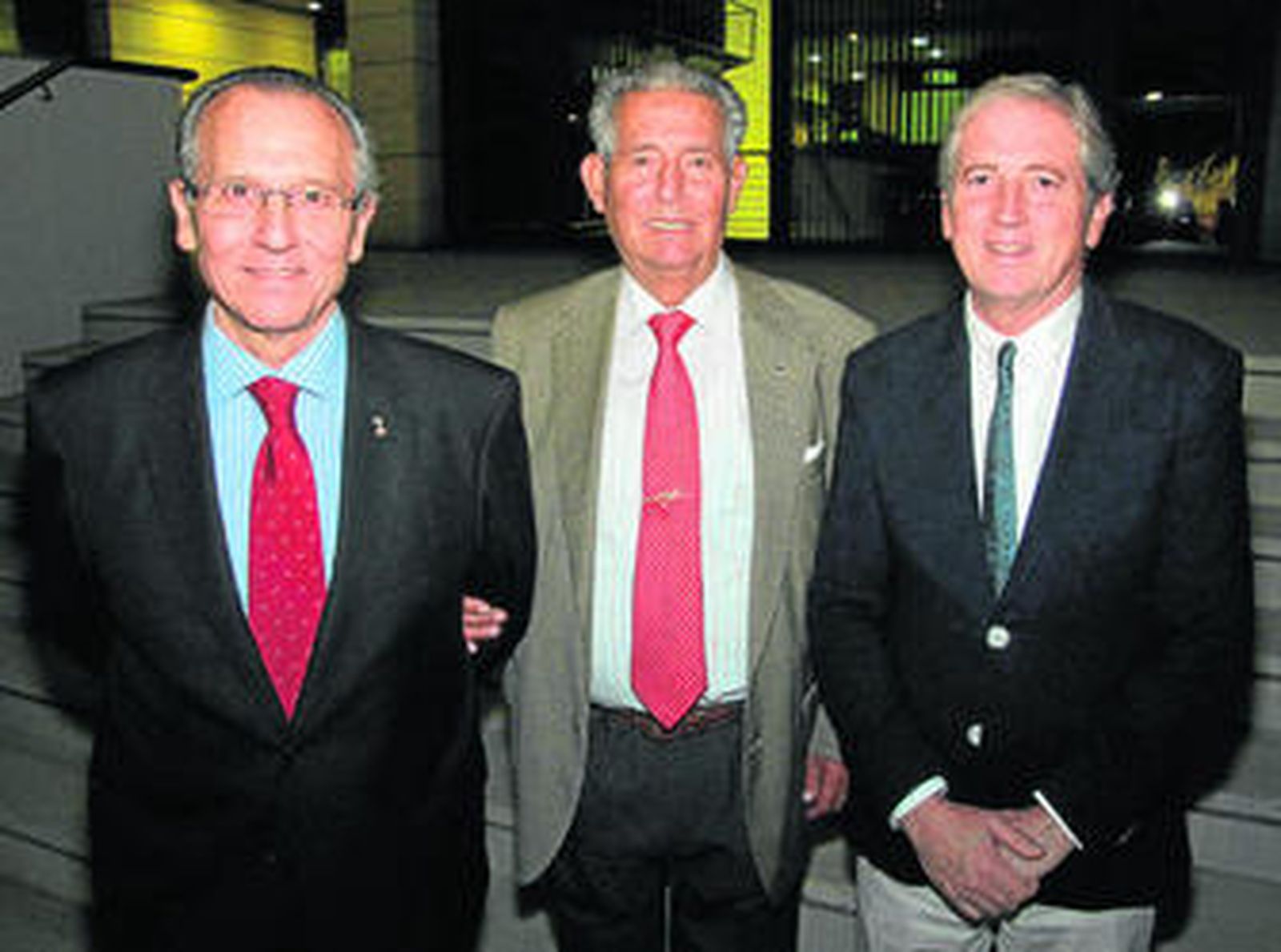 En el centro, Fernando López, que recibió la insignia de oro y brillantes por sus 50 años como colegiado, con el presidente y el vicepresidente del Colegio, José Antonio Solís Burgos y Juan Castro Fuertes, respectivamente.