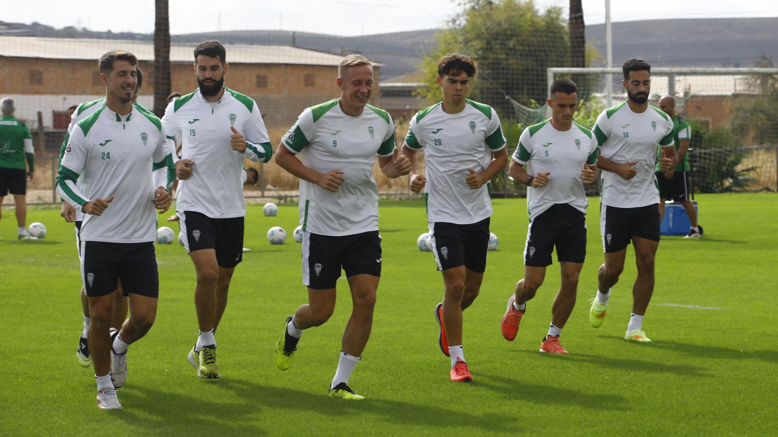 Los jugadores del Córdoba CF calientan antes de un entrenamiento en la Ciudad Deportiva.