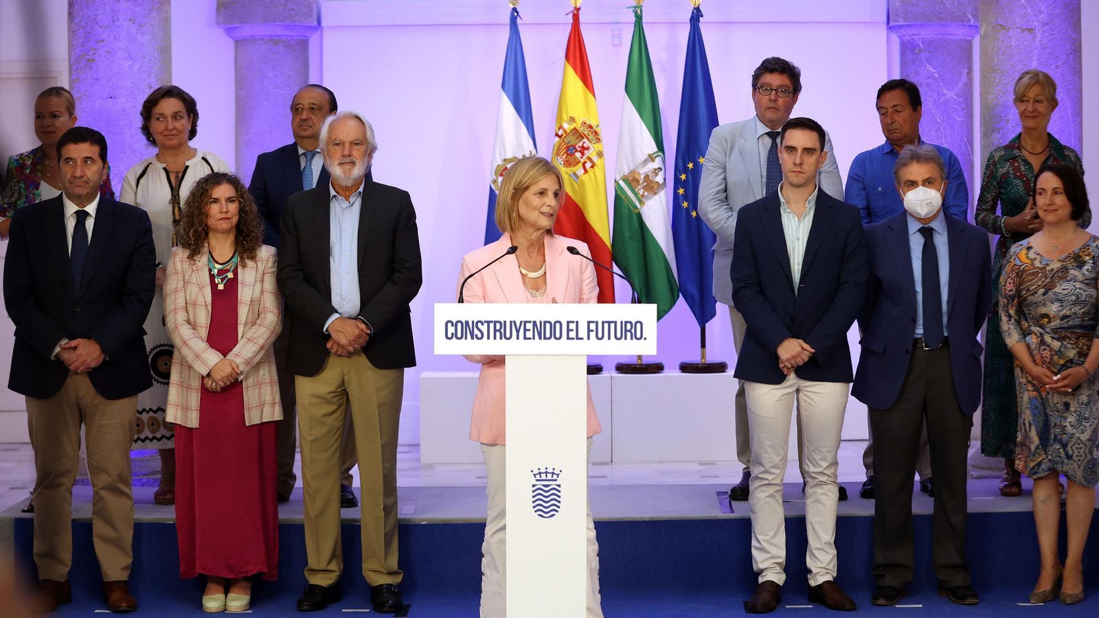 La alcaldesa junto al resto del gobierno municipal. La alcaldesa junto al resto del gobierno municipal.