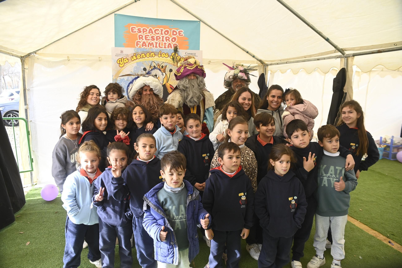 Los Reyes Magos visitan el mercadillo de El Arenal