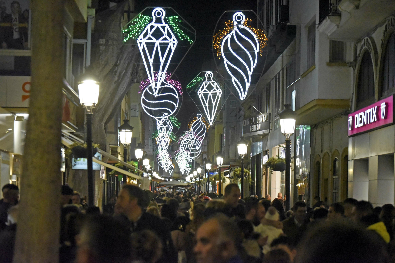 La calle Real llena de personas para ver el alumbrado navideño.