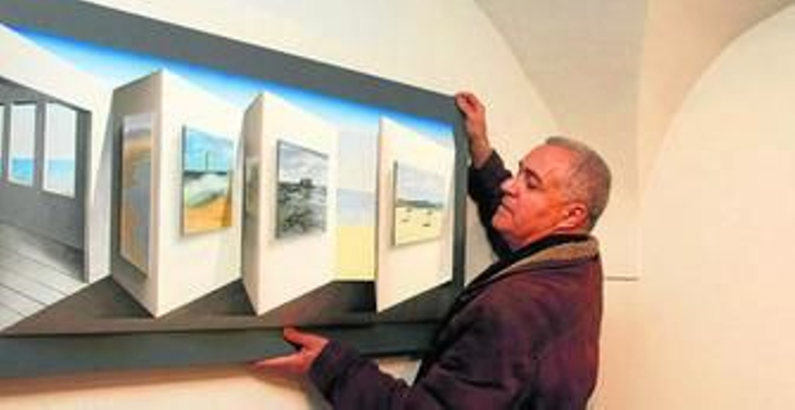 Antonio Rojas, ayer con una de sus obras tridimensionales en la galería Ortega Bru de San Roque.