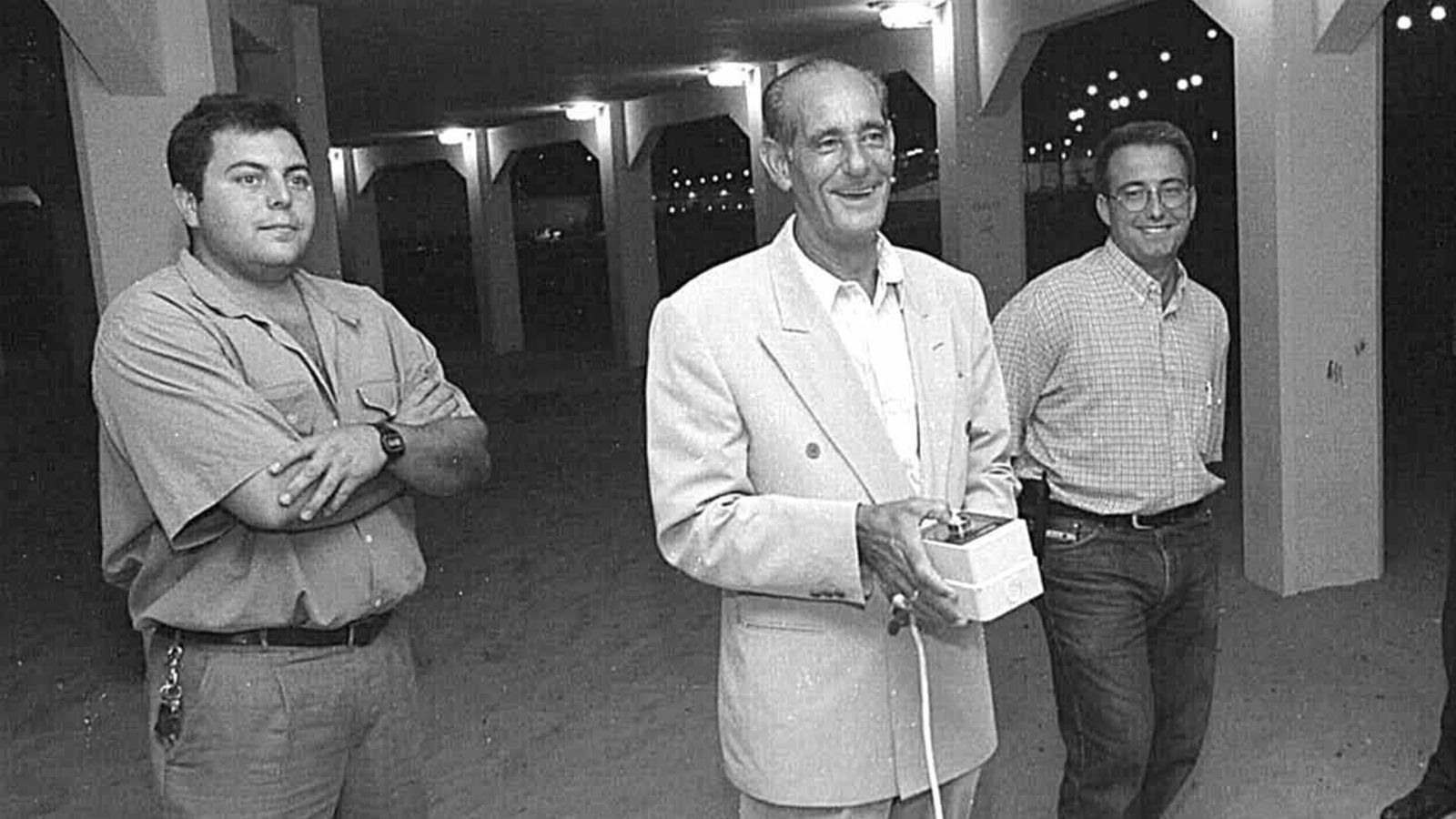 Manolo Cantero, el Alcalde de La Caleta, en un acto de inauguración oficial de la iluminación de la playa.
