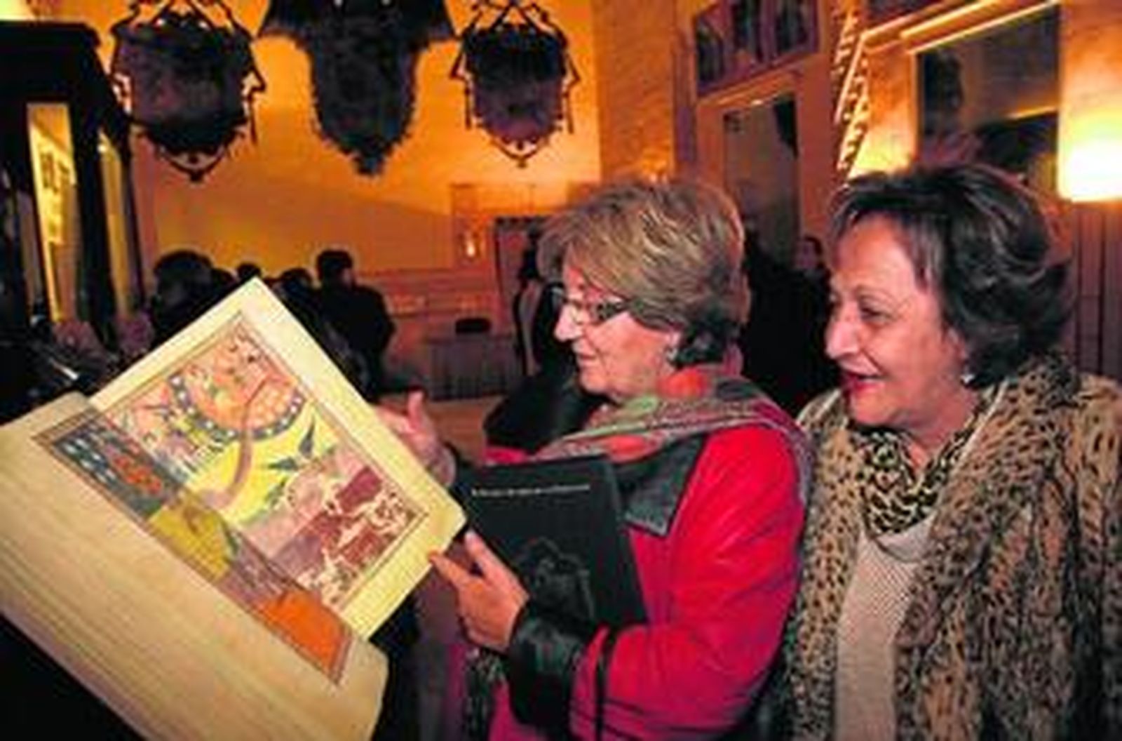 1. Un momento de la presentación del breviario . 2. El libro está profusamente ilustrado. 3. El libro está lleno de preciosismo. FOTO: LUCÍA RIVAS  Y ARCHIVO.