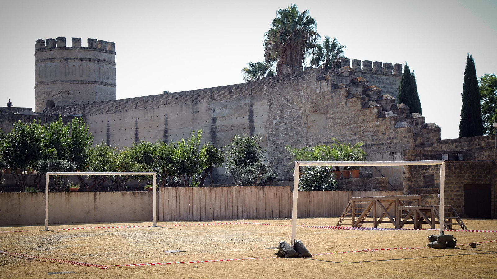Preparativos en el Alcázar de Jerez para el rodaje de la serie 'The Crown'