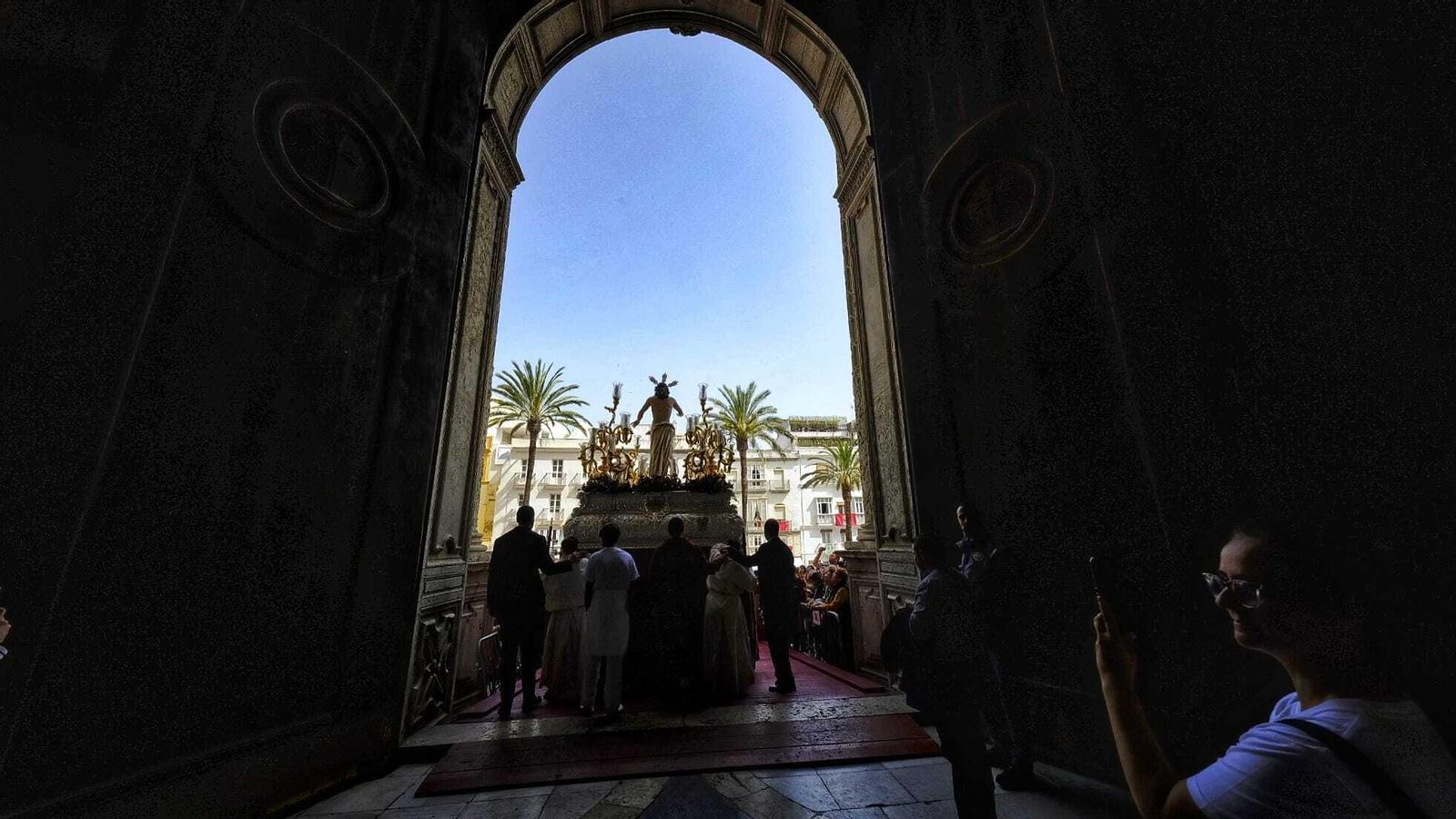 El Resucitado, última procesión de esta Semana Santa, saliendo de la Catedral. El Resucitado, última procesión de esta Semana Santa, saliendo de la Catedral.