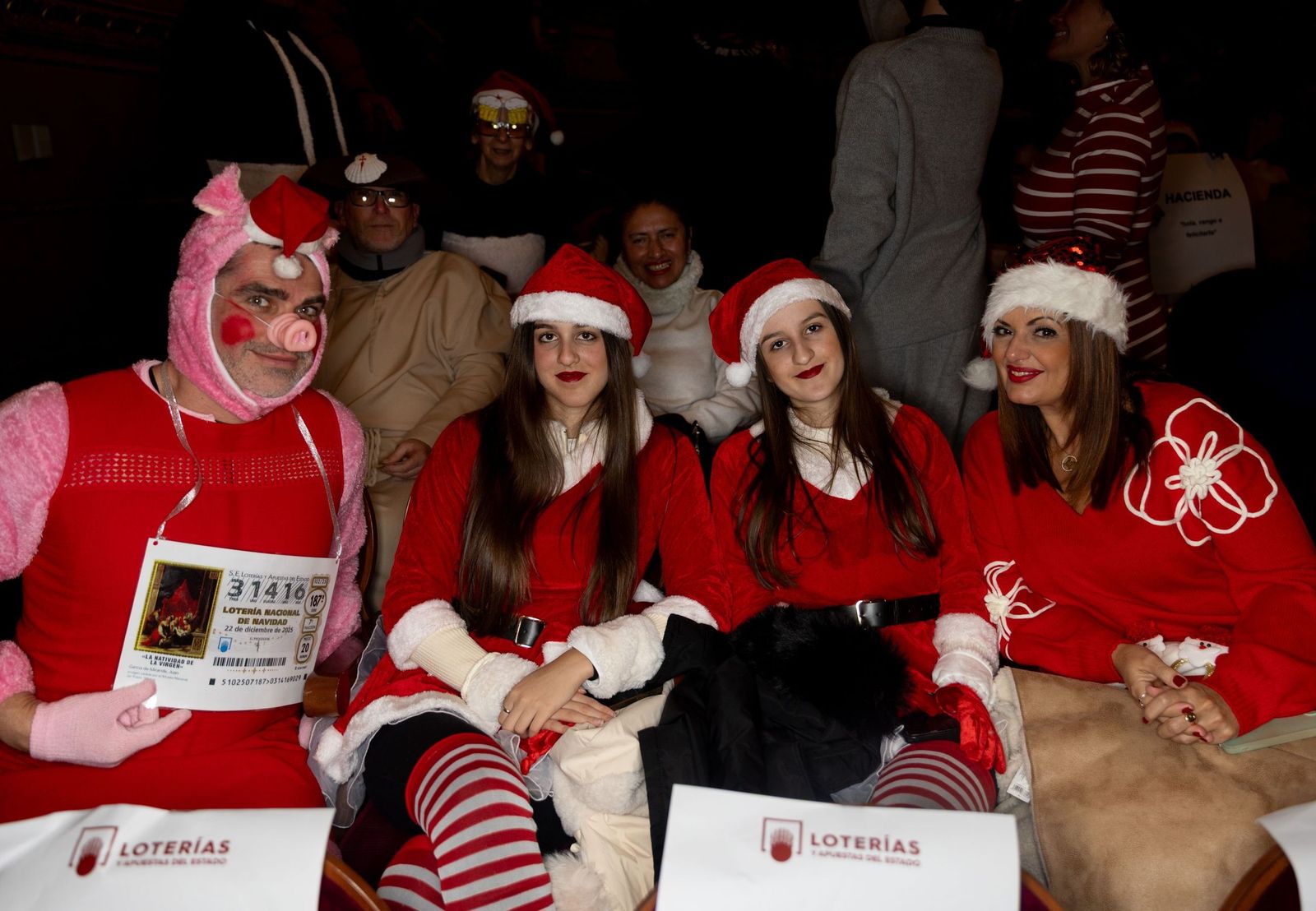 La Peppa Pig linense, junto a tres chicas vestidas de Mamá Noel.