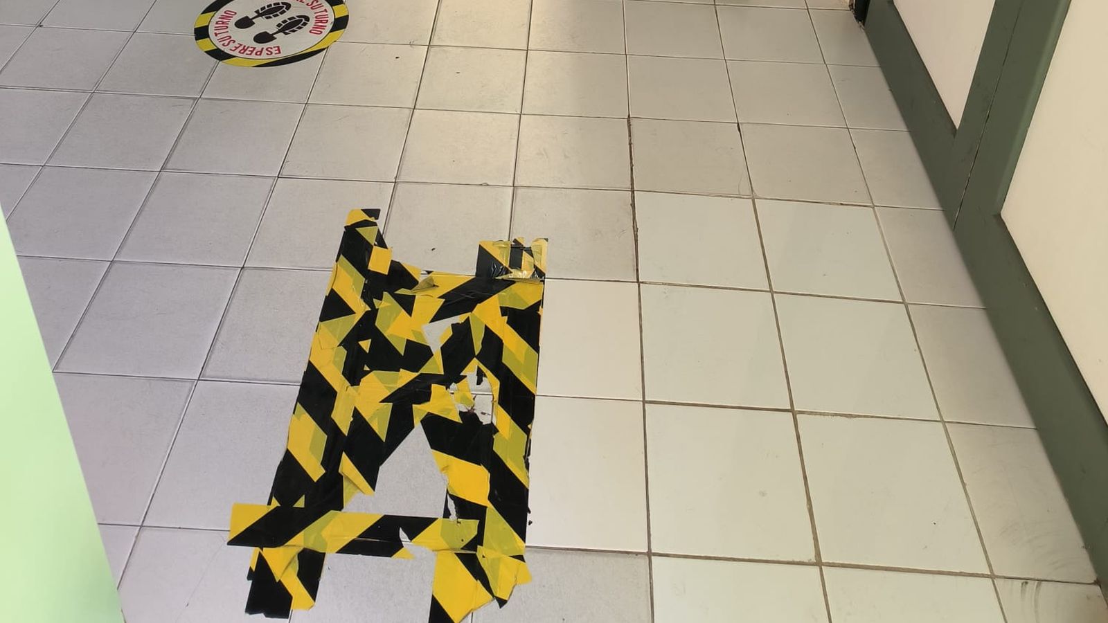 Los suelos pegados con cinta adhesiva es un parche muy habitual en los colegios para evitar accidentes con los menores al estar suelas las losas