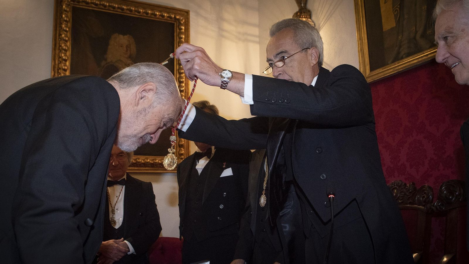 El director de la Academia, Pablo Gutiérrez-Alviz, impone la medalla de la corporación a Sánchez Saus.