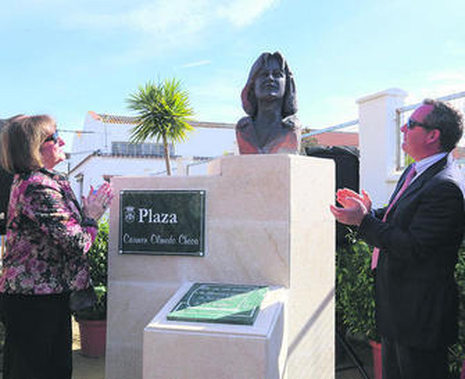 La hermana y el hijo de la homenajeada, ayer tras el descubrimiento de la escultura.
