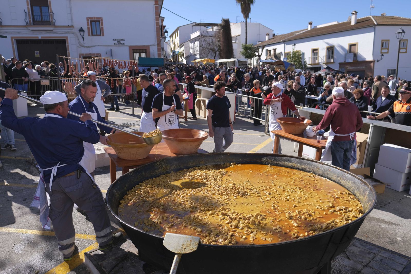 Reparto de la caldereta preparada por el Ayuntamiento de Ardales.