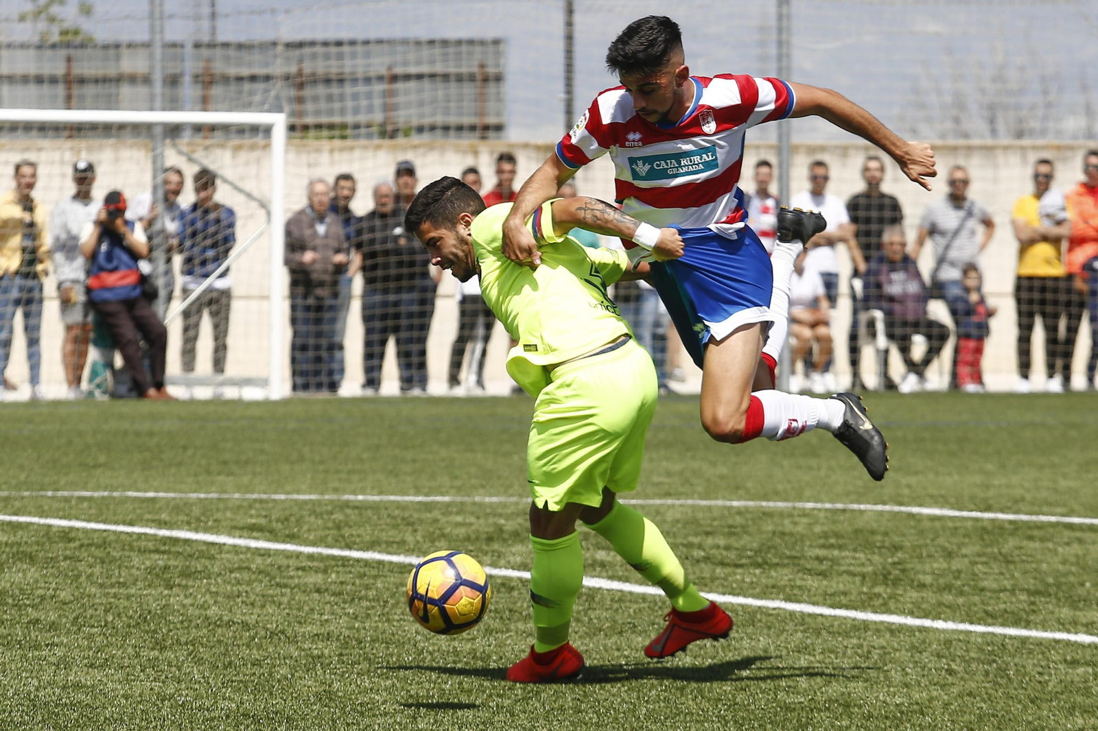 Dani Moreno, con la camiseta del Granada en un partido de juveniles ante el Barcelona.
