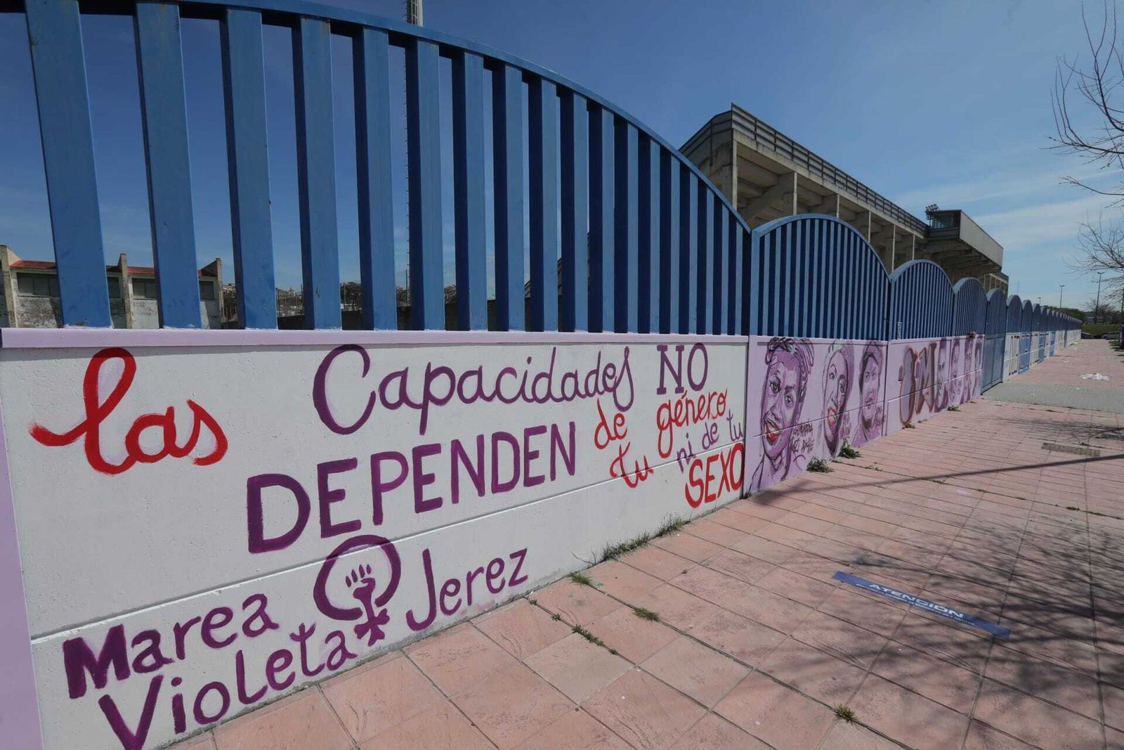 'Las capacidades no dependen de tu género ni de tu sexo', lema del mural de Marea Violeta Jerez.