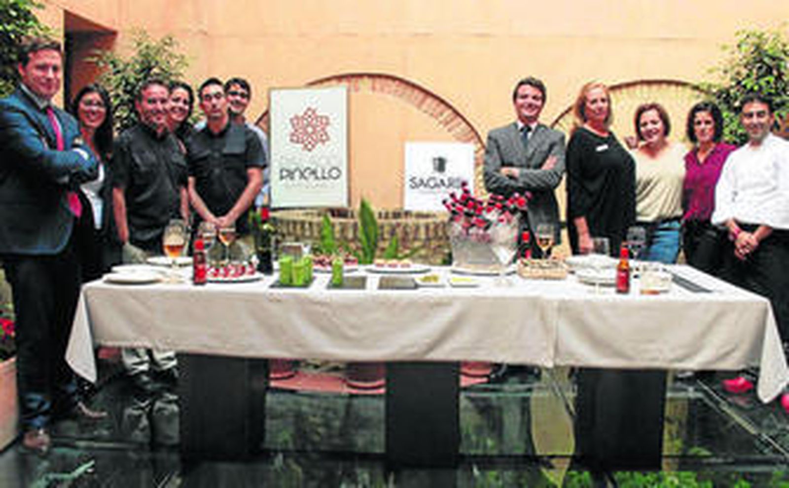 Tomás Fernández, Rosana Cañete, Ignacio Eraso, Blanca Díez y Manuel Félix Cataño, entre otros responsables del Hotel Palacio Pinello y el restaurante Sagardi Sevilla, durante el aperitivo ofrecido ayer.