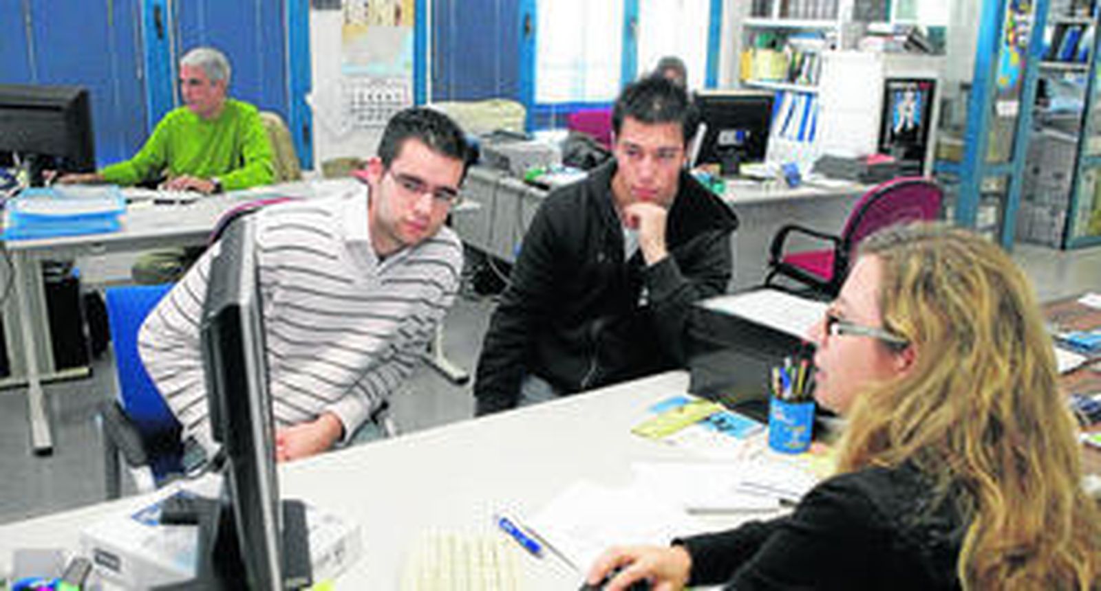 Dos estudiantes piden información en el Servicio Universitario de Empleo de la UAL.