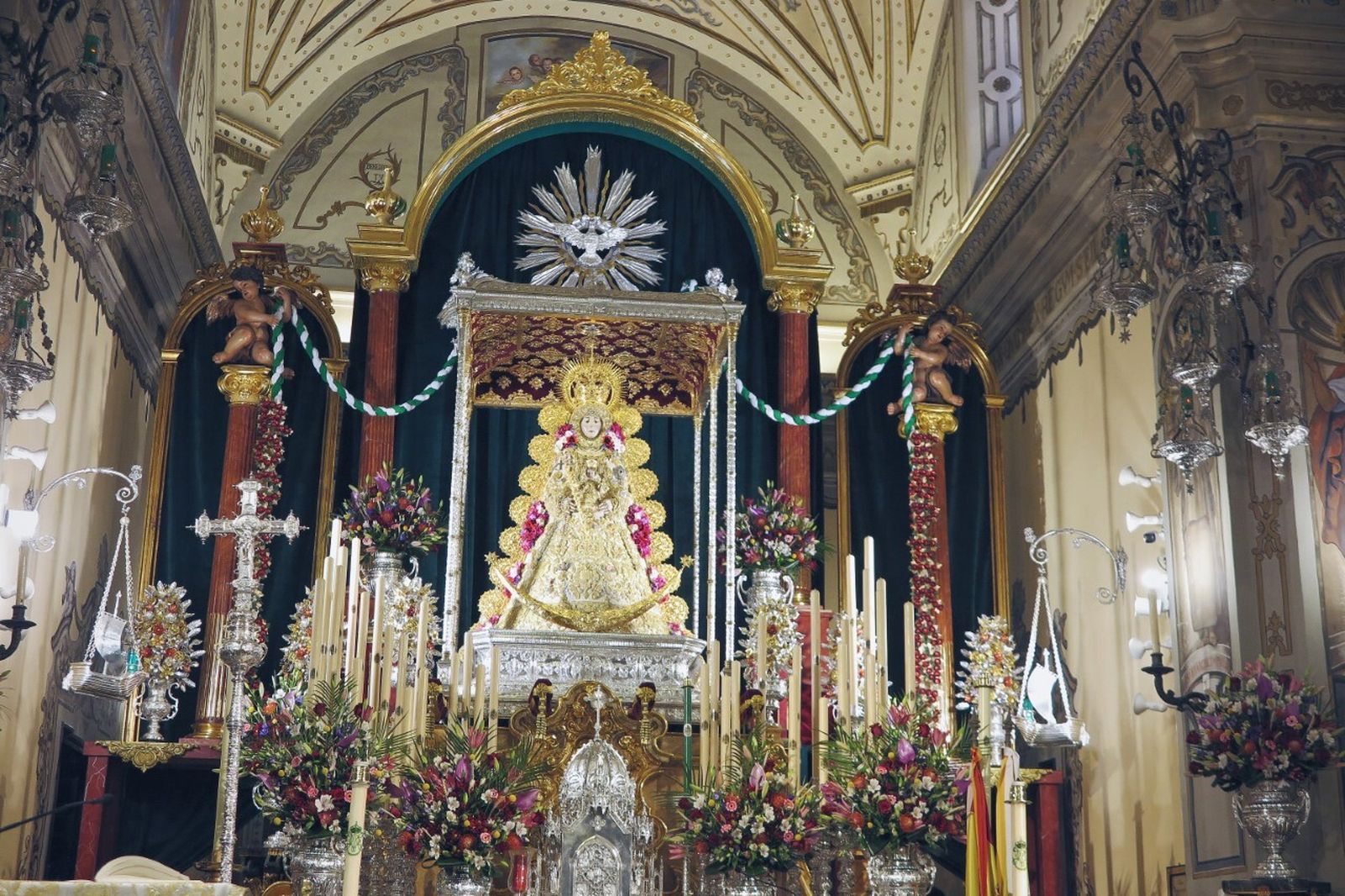 Altar de la Virgen del Rocío para la celebración de la novena de Pentecostés.