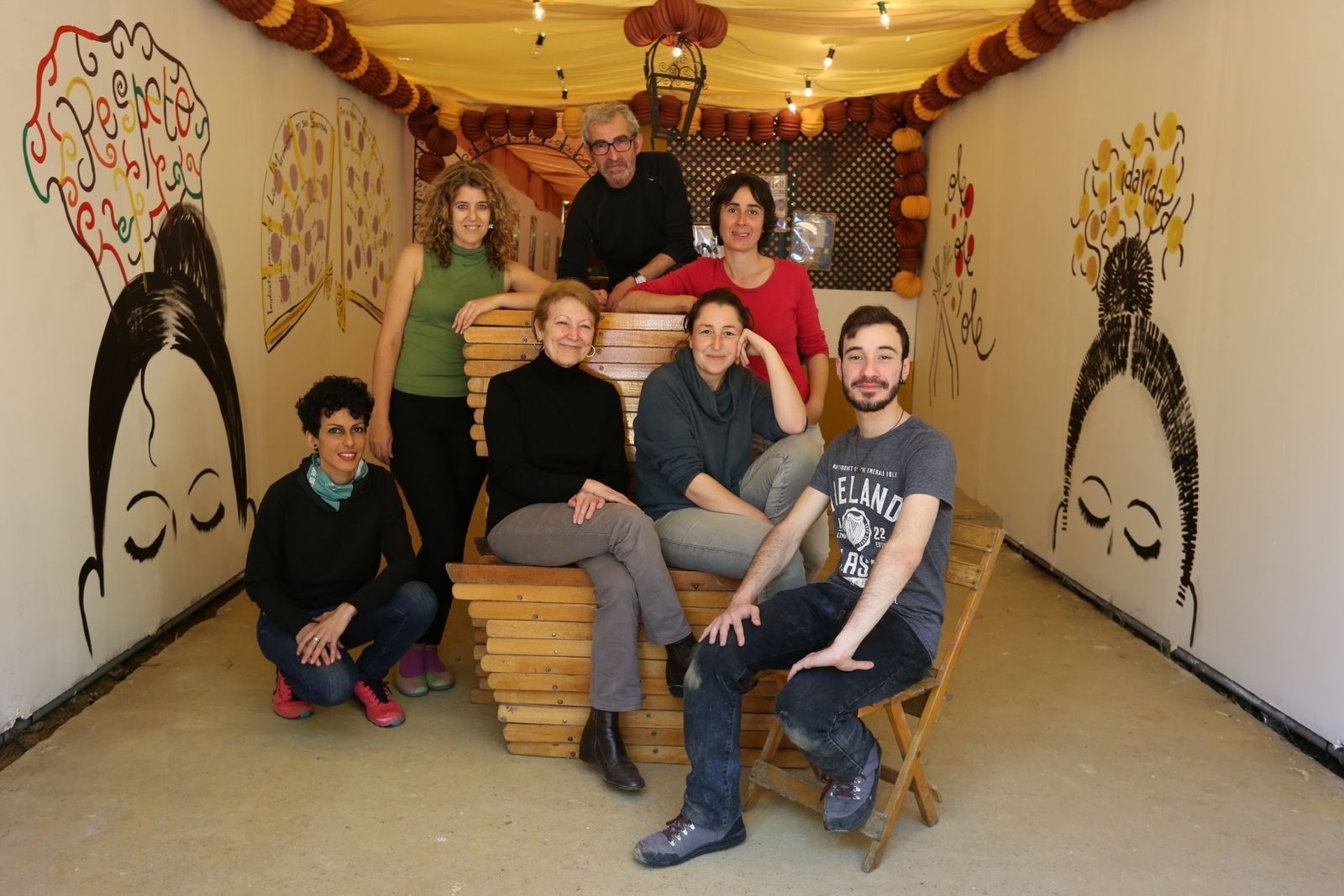 Una parte del grupo de voluntarios de la caseta La Marimorena, que ayer ultimaba el montaje. En las paredes, pueden verse las ilustracionones de Guridi.