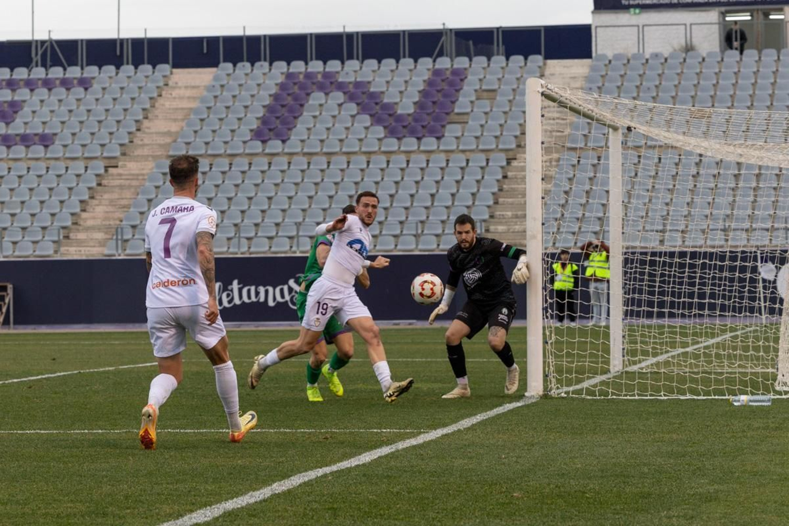 La emoción del triunfo in extremis del Real Jaén ante el Atlético Mancha Real, en imágenes