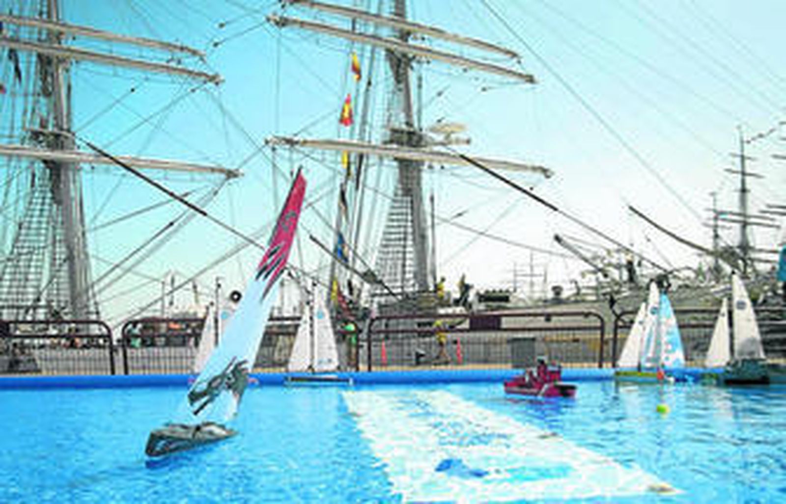 Los barcos teledirigidos se mezclaron con los contundentes navíos atracados en el puerto gaditano.